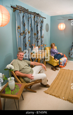 Paar mittleren Alters sitzen im Wohnzimmer Stockfoto