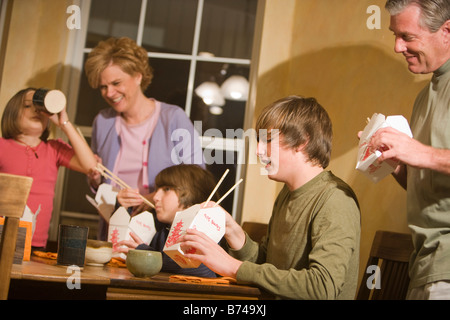 Familie Chinese takeout zum Abendessen zu Hause essen Stockfoto