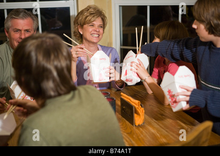 Familie Chinese Take Away zu Hause gemeinsam essen Stockfoto