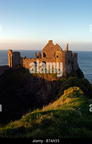 Northern Ireland Dunluce Castle 13. 16. 17. Jahrhundert Co Antrim UK Stockfoto