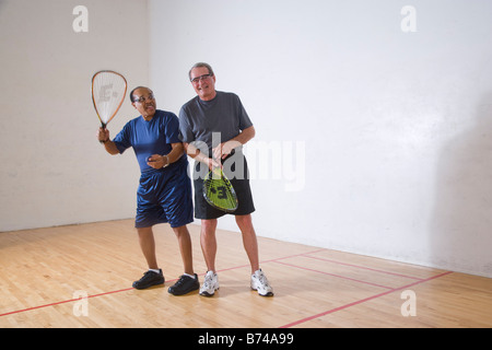 Multi-ethnischen senior Männer spielen Racketball am Hallenplatz Stockfoto