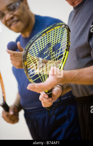 Multi-ethnischen senior Männer spielen Racketball am Hallenplatz Stockfoto