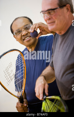 Multi-ethnischen senior Männer spielen Racketball am Hallenplatz Stockfoto