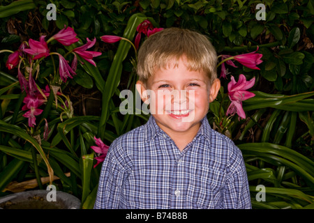 Junge lächelnd in Garten Stockfoto