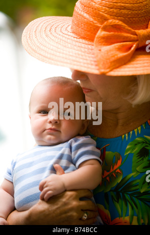 Nahaufnahme der Großmutter hält Baby Enkel Stockfoto