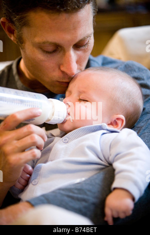 Nahaufnahme der Vater Baby füttern Stockfoto