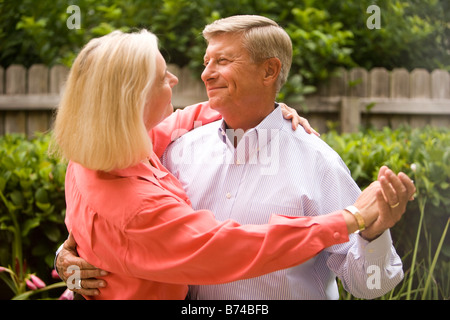 Senior Liebespaar tanzen im Garten Stockfoto
