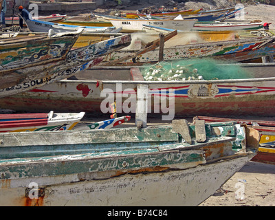 Angelboot/Fischerboot, Piroge, im Fischereihafen in Bakau in der Nähe von Banjul in Gambia, Westafrika. Stockfoto