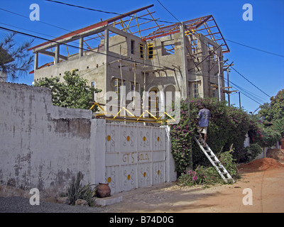 Praxis der unsichere Arbeit auf einer Baustelle in Gambia Westafrika. Stockfoto