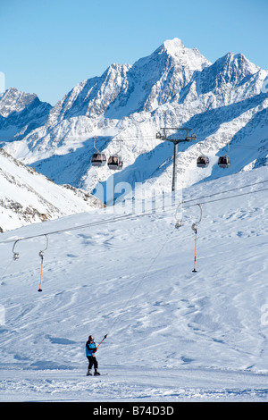 Schlepplift in der Nähe der Bergstation Gamsgarten am Stubaier Gletscher in Tirol, Österreich Stockfoto