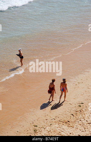 Drei Frauen laufen am Ufer Meeres. El Sardinero Strand. Santander. Cantabria Provinz. Spanien. Stockfoto