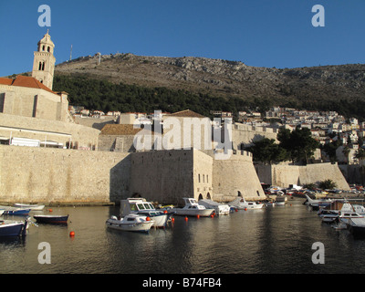 Ein Blick auf den Hafen in der Altstadt von Dubrovnik in Kroatien an der Adria Küste in Osteuropa. Stockfoto