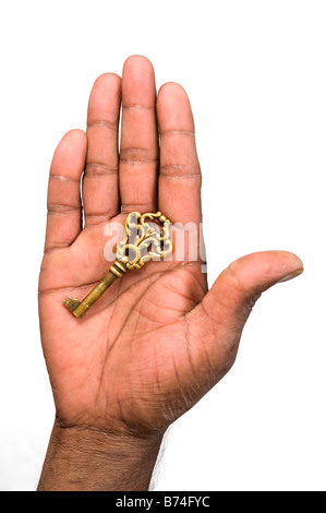 Hand halten alte Schlüssel Stockfoto