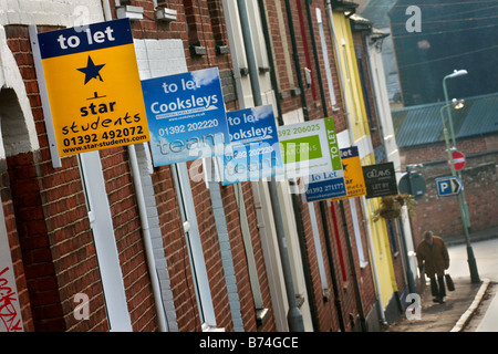 Zahlreiche "Lassen Sie" Zeichen auf einer Straße in Exeter Stockfoto