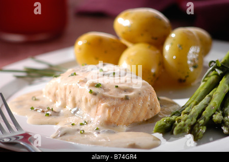 Lachssteak mit Kartoffeln und Spargel Stockfoto