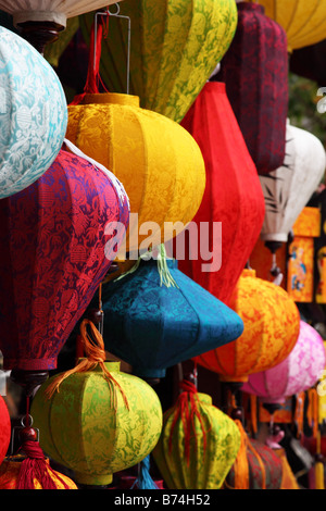 Seide Laternen zum Verkauf, hängend von einem Stall in Hoi an, Vietnam Stockfoto