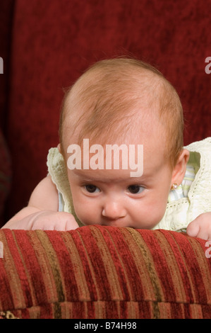 Neugeborenes Babymädchen auf sofa Stockfoto