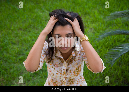 Schöne junge Frau Kopf in Händen Stockfoto