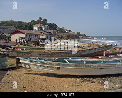 Angelboot/Fischerboot, Piroge, im Fischereihafen in Bakau in der Nähe von Banjul in Gambia, Westafrika. Stockfoto
