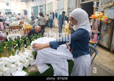 Muslimische Frau gestickte Tüchern in einem freien Markt Libanon Nahost zu verkaufen Stockfoto