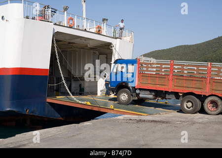 Fähre laden am Sami, Kefalonia, Griechenland Stockfoto