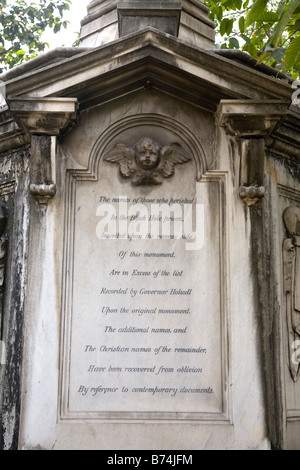 Eine Inschrift auf der umstrittene Gedenkstätte für die Opfer, die im Schwarzloch von Kalkutta, errichtet von Lord Curzon gestorben. Stockfoto