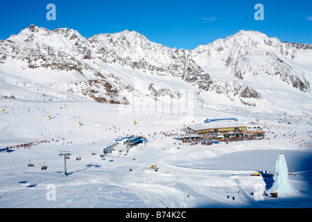 Panoramablick von der Bergstation Gamsgarten am Stubaier Gletscher in Tirol, Österreich Stockfoto