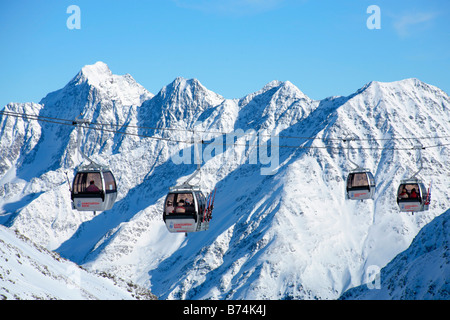 Gondelbahn Gamsgarten II bei Bergstation Gamsgarten am Stubaier Gletscher in Tirol, Österreich Stockfoto