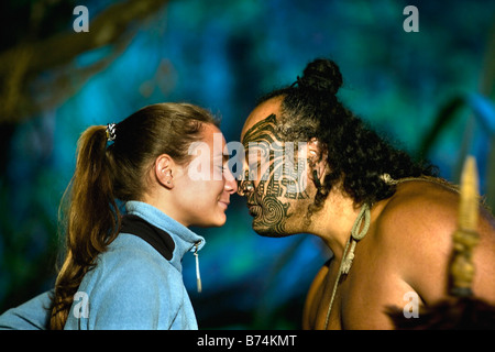 Neuseeland, Nordinsel, Rotorua, Maori-Kultur, Krieger und Touristen, Frau, Hongi Gruß zu tun. Stockfoto