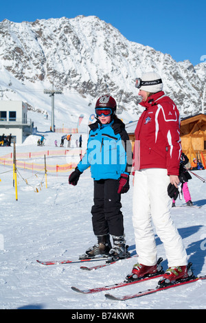 ein kleiner Junge, der erste Skikurs bei Bergstation Gamsgarten am Stubaier Gletscher in Tirol, Österreich Stockfoto