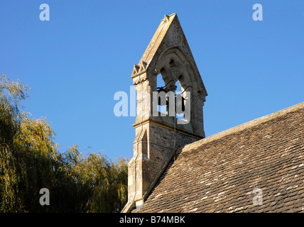 Zwei Glocken Glocke Giebel an Giebel der Kirchenmauer mit wolkenloser blauer Himmel über Stockfoto