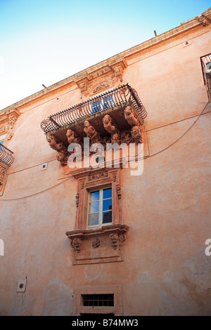 Barocke Konsolen und Balkon, Palazzo Nicolaci di Villadorata, Noto, Sizilien Stockfoto