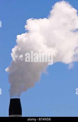 Ein Schornstein Rauchen vor einem strahlend blauen Himmel Stockfoto
