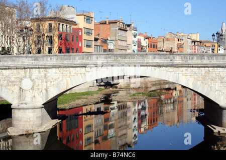 Brücke über den Fluss Onyar in Girona (Gerona) in Spanien/Catalonia/Katalonien Stockfoto