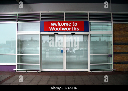 Geschlossene und Fensterläden Türen in einem Woolworth-laden nach Schließung Stockfoto