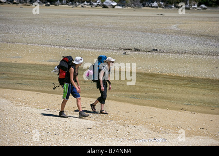 Neuseeland, Südinsel, Abel Tasman National Park. Frauen wandern. Stockfoto