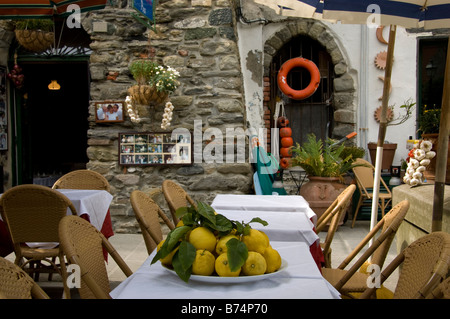 Frisch geerntete Zitronen sitzen auf einer Café-Tisch in Vernazza Stockfoto