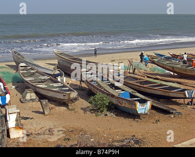 Angelboot/Fischerboot, Piroge, im Fischereihafen in Bakau in der Nähe von Banjul in Gambia, Westafrika. Stockfoto