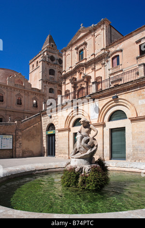 Piazzetta vom 3. Oktober 1920, San Francesco und Kirche der Heiligsten Erlöser, Noto, Sizilien Stockfoto