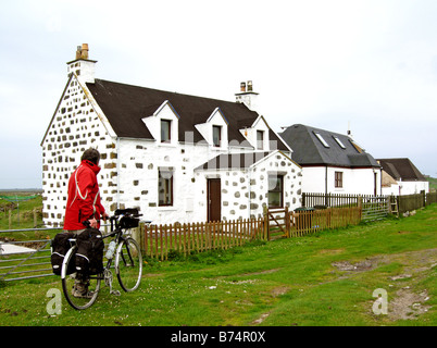 Typische fleckig schwarz-weiß zweistöckiges Haus auf der Insel Tiree Stockfoto