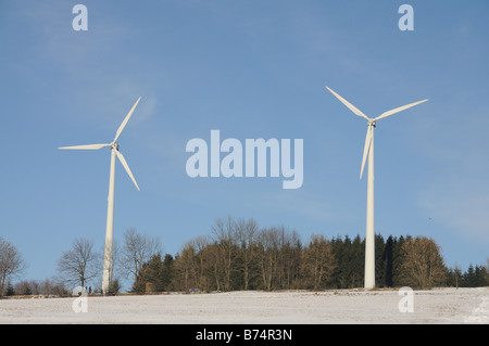 Zwei Windkraftanlagen in winterlicher Landschaft Stockfoto