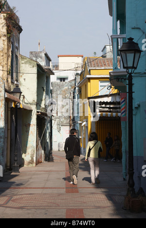 Menschen, die durch alte Gassen In Taipa Village, Macau Stockfoto