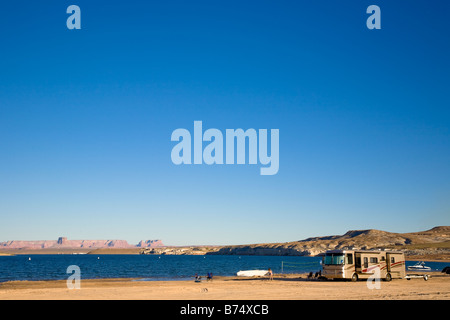 Recreational vehicle lagerten am Lone Rock Beach am Lake Powell, in der Glen Canyon National Recreation Area Utah Stockfoto