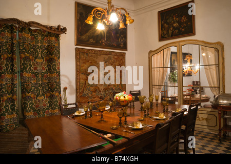 Mallorca Sa Granja Land Haus typisch mallorquinischen historische Interieur mit Esstisch wandelt, Billard-Tisch Stockfoto