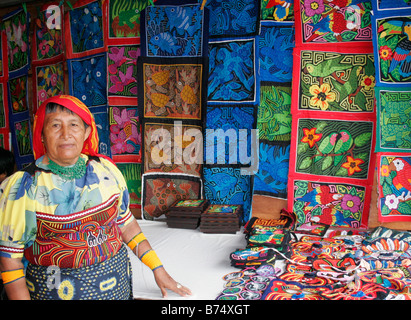Panamaischer Kuna Indianerin aus San Blas Inseln, Panama Verkauf Handwerk im Markt Stockfoto