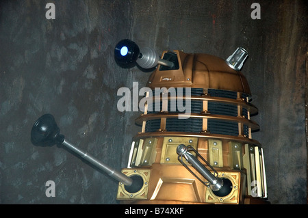 eine goldene Dalek an einer dr.who-Ausstellung in Endland in Cornwall, Großbritannien Stockfoto