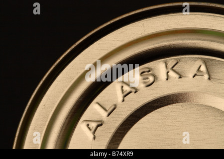 Stahl Zinn Dose Nahrungsmittelbehälter markiert mit schwarzem Hintergrund für Exemplar produzieren von Alaska USA Stockfoto