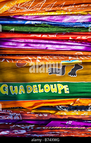 Pareos & Schals auf einer Straßenseite Markt in Deshaies, Guadeloupe, Französisch-Westindien Stockfoto