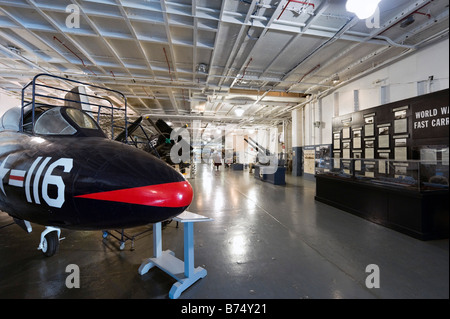 Grumman F-9 Cougar auf dem Hangardeck der USS Yorktown Flugzeugträger, Patriots Point Naval Museum, Charleston, South Carolina Stockfoto