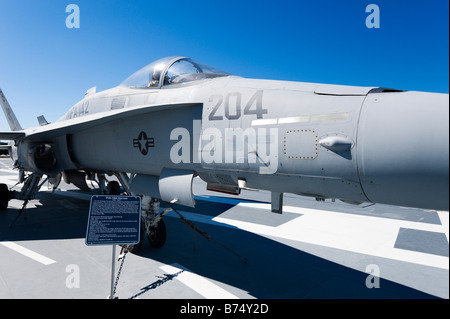 F/A-18 Hornet Kampfjet auf dem Deck der USS Yorktown Flugzeugträger, Patriots Point Naval Museum, Charleston, South Carolina Stockfoto